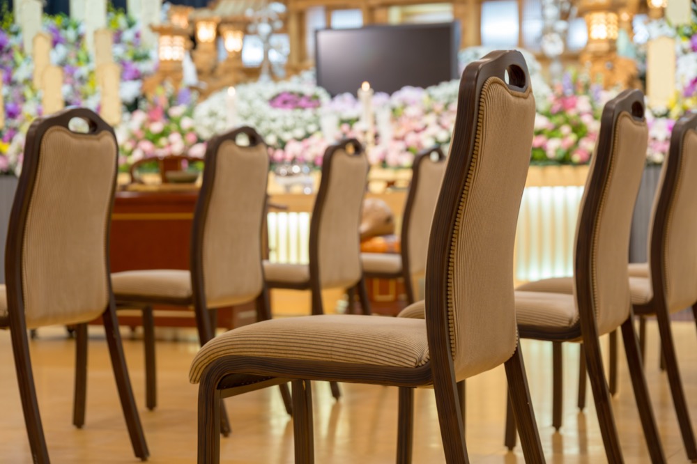 出席者用の椅子が並ぶ葬儀会場の風景